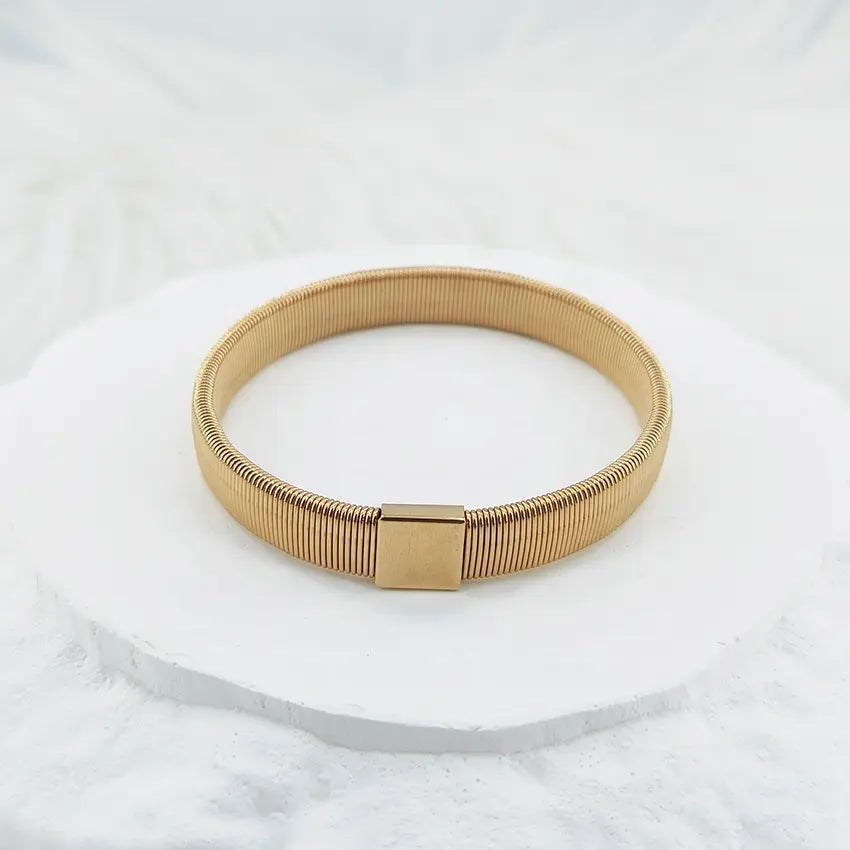Elastic Gold-Plated Stretch Bracelet, Ribbed Design, Anti-Slip Shirt Sleeve Metal Armbands Stretch Elastic Armbands Bracelet Sleeve Holders for Men and Women